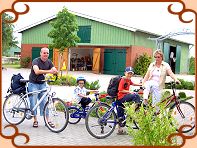 Familie mit Fahrrädern auf unserem Hof